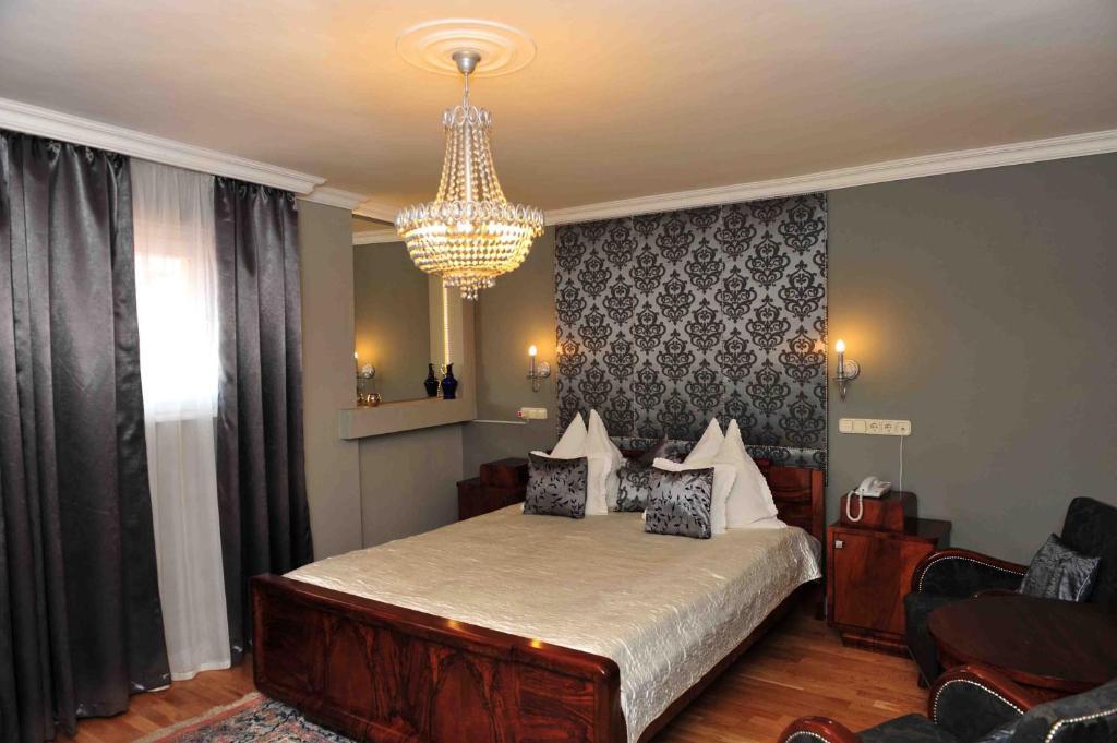 Boutique Hotel Szarcsa Szekesfehervar Room photo